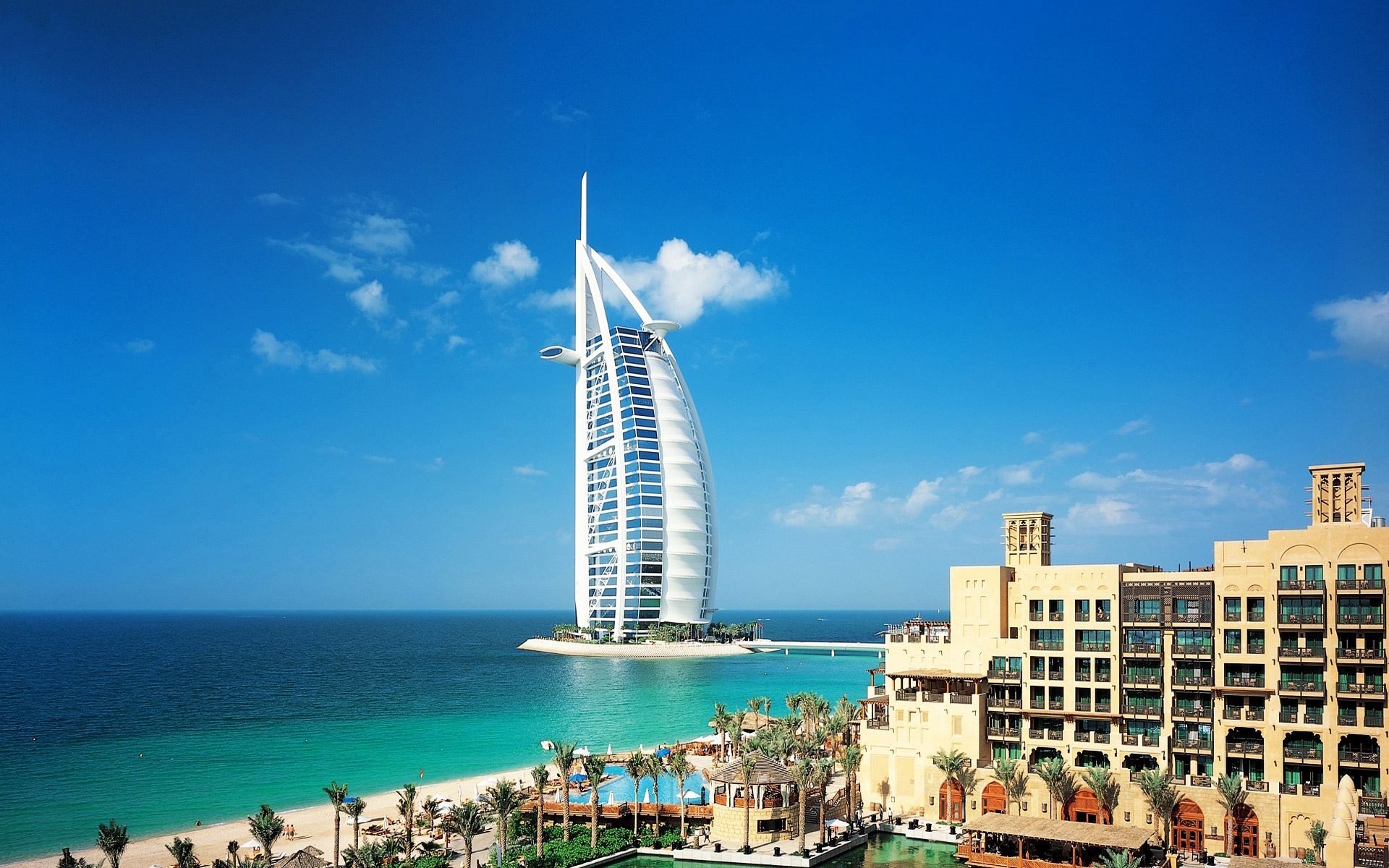 Exploring the Arabian Desert: Scenic Drives and Road Trips from Dubai