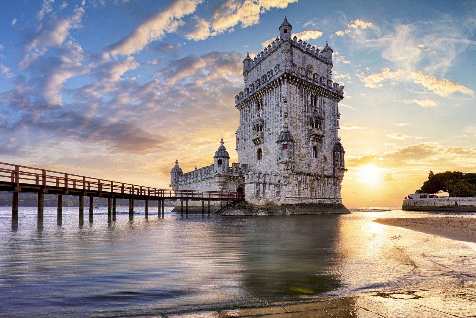 Exploring the Stunning Coastline: Scenic Drives from Lisboa